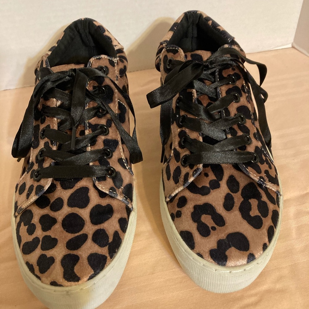 Report women’s shoes